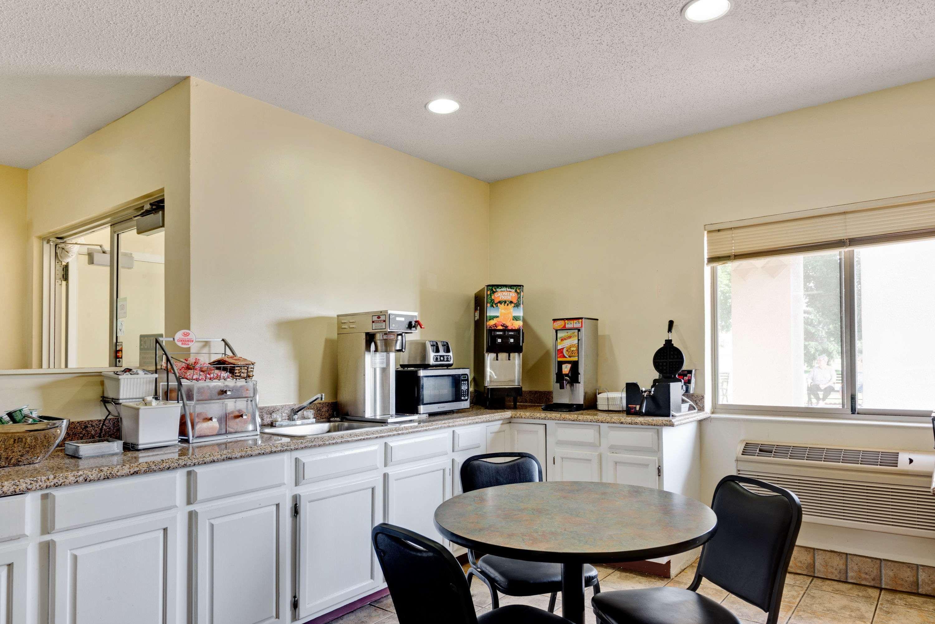 Super 8 By Wyndham Kokomo Exterior foto
